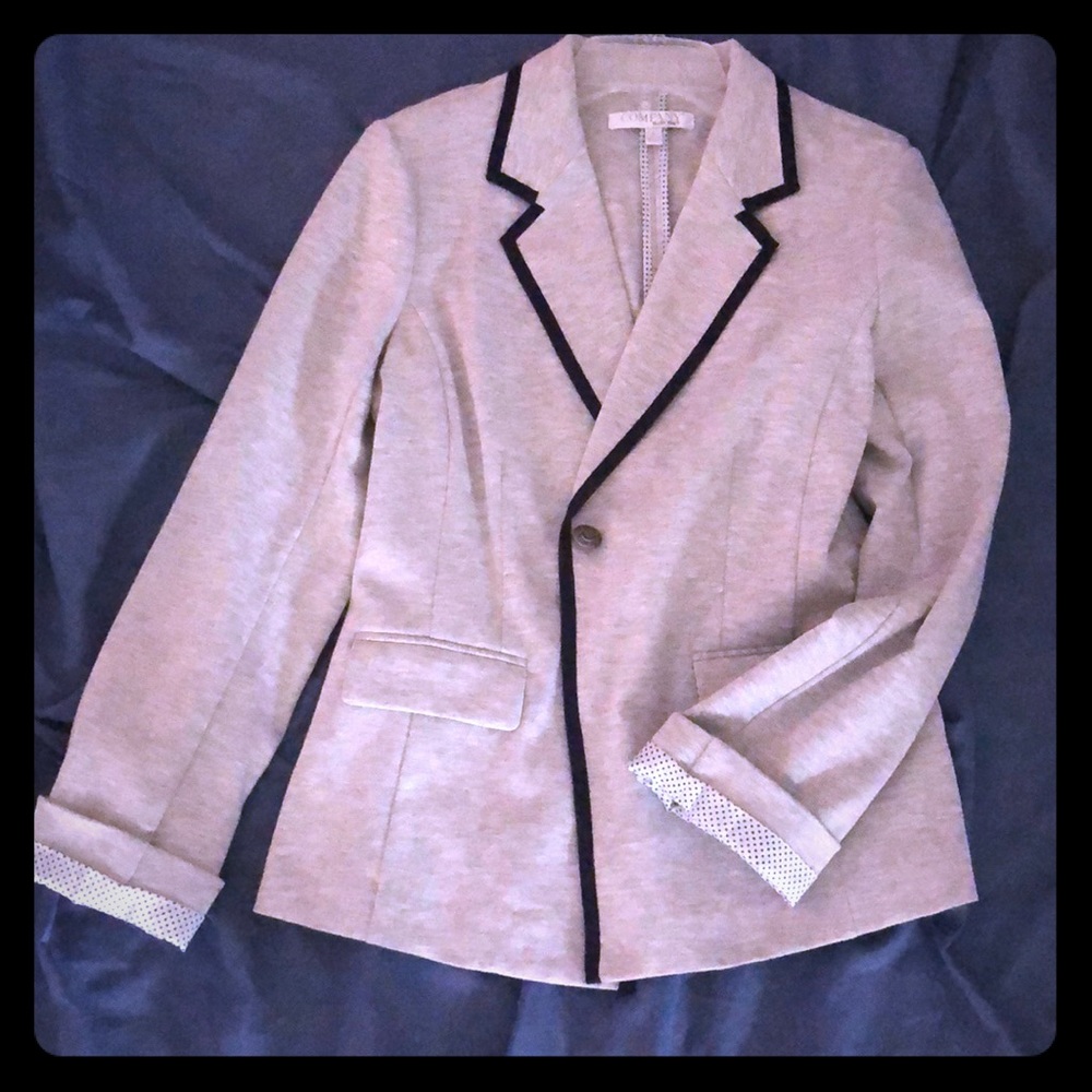 Classy, elegant fitted Ellen Tracy blazer.